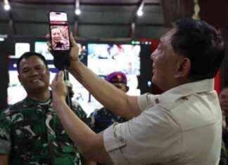 Video Call Menhan Sjafrie dengan Presiden Prabowo Rayakan Tahun Baru bersama Prajurit TNI di Papua video-call-menhan-sjafrie-dengan-presiden-prabowo-rayakan-tahun-baru-bersama-prajurit-tn-di-papua
