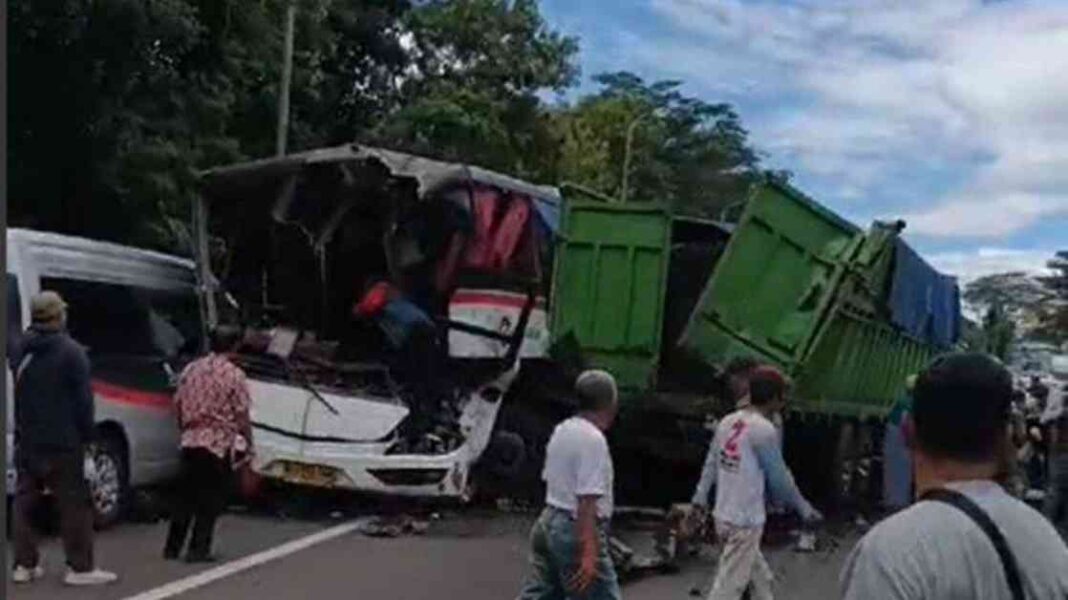 accidents-caused-by-weak-engine-on-cipularang-toll-road-sudden-reversal-tribunnewscom