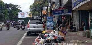 DLHK Urges Residents to Not Litter on Sukajadi Street in Bandung dlhk-urges-residents-to-not-litter-on-sukajadi-street-in-bandung