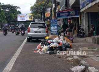 DLHK Urges Residents to Not Litter on Sukajadi Street in Bandung dlhk-urges-residents-to-not-litter-on-sukajadi-street-in-bandung