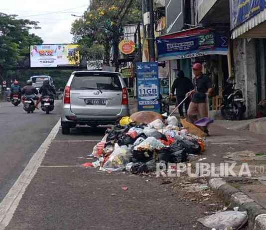 DLHK Urges Residents to Not Litter on Sukajadi Street in Bandung dlhk-urges-residents-to-not-litter-on-sukajadi-street-in-bandung