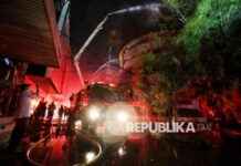 Glodok Plaza Fire: Explaining the Sound of Explosion by Firefighters glodok-plaza-fire-explaining-the-sound-of-explosion-by-firefighters