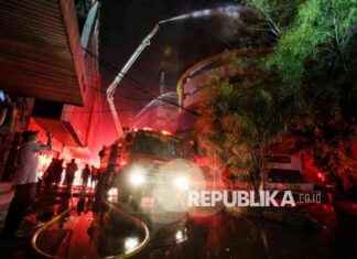 Glodok Plaza Fire: Explaining the Sound of Explosion by Firefighters glodok-plaza-fire-explaining-the-sound-of-explosion-by-firefighters