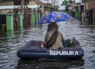 Government and Private Sector Collaborate to Send Food Aid for Flood-Affected Pekalongan | Republika Online government-and-private-sector-collaborate-to-send-food-aid-for-flood-affected-pekalongan-republika-online