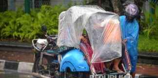 Heavy Rain in DIY Causes Landslides and Trees to Fall on Residents heavy-rain-in-dy-causes-landslides-and-trees-to-fall-on-residents-republika-online