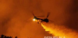 historic-jewish-center-and-synagogue-in-los-angeles-destroyed-by-fire-metal-melted-republika-online
