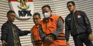 KPK Detains Situbondo Regent Karna Suswandi for Corruption Case Involving PEN Funds kpk-detains-situbondo-regent-karna-suswandi-for-corruption-case-nvolving-pen-funds