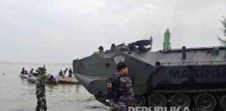 KSAL Leads 1,500 Joint Forces in Tearing Down Sea Fence in Tangerang, Amphibious Tank Deployed ksal-leads-1500-joint-forces-in-tearing-down-sea-fence-in-tangerang-amphibious-tank-deployed-republika-online