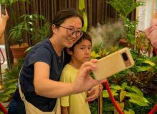 Indonesian Corpse Flower Draws Thousands in Australia – ‘Smells like Trash’ ndonesian-corpse-flower-draws-thousands-in-australia-smells-like-trash
