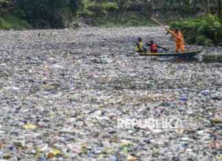 Overflowing 19-Ton Trash Pile in Sungai Citarum River | Republika Online overflowing-19-ton-trash-pile-in-sungai-citarum-river-republika-online