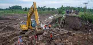 Repairing Jebol River Embankment with Heavy Equipment and Dozens of Workers repairing-jebol-river-embankment-with-heavy-equipment-and-dozens-of-workers-republika-online