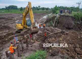 Repairing Jebol River Embankment with Heavy Equipment and Dozens of Workers repairing-jebol-river-embankment-with-heavy-equipment-and-dozens-of-workers-republika-online