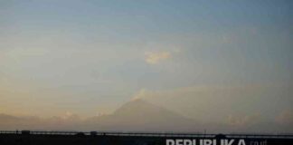 mount-merapi-erupts-hundred-times-with-lava-flows