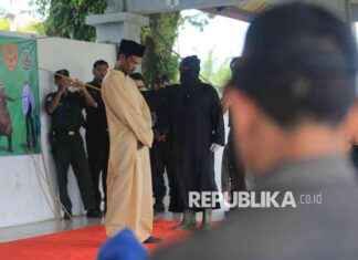 Online Gambling Offenders in Aceh Receive Caning Punishment | Republika online-gambling-offenders-in-aceh-receive-caning-punishment-republika