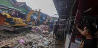 Heavy Equipment Deployed to Clean Up Flood Debris in Bojong Kulur heavy-equipment-deployed-to-clean-up-flood-debris-in-bojong-kulur