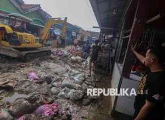Heavy Equipment Deployed to Clean Up Flood Debris in Bojong Kulur heavy-equipment-deployed-to-clean-up-flood-debris-in-bojong-kulur
