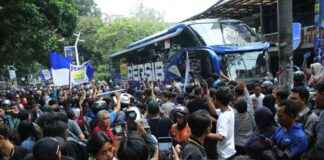 Bobotoh Celebrating Persib Runner-Up Victory, Three Arrested After Convoy | Republika Online bobotoh-celebrating-persib-runner-up-victory-three-arrested-after-convoy-republika-online